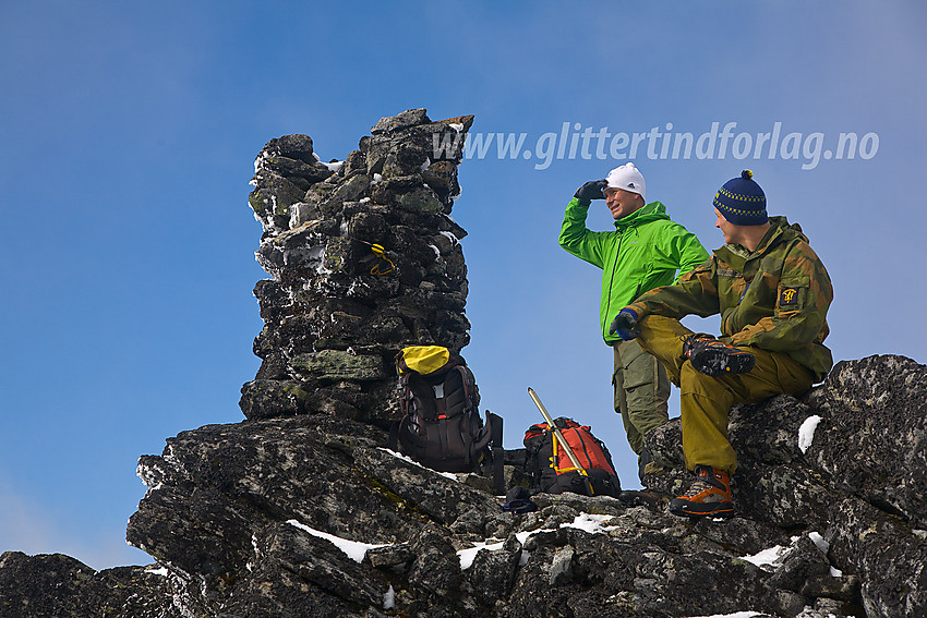 Pause på toppen av Skarddalseggje (2159 moh) ved den flotte varden.