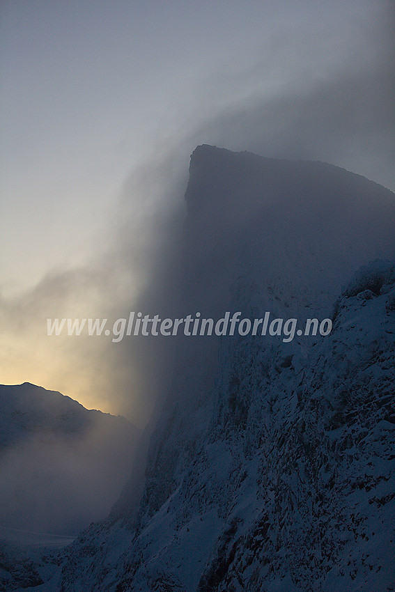 Stemningsfull morgen over Skardstinden (2373 moh) sett fra ryggen mellom Søre Dumhøe og Vestre Skardstinden.