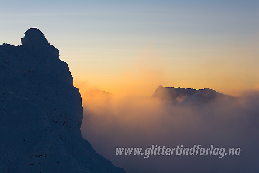 Fra Vestre Skardstinden mot Nåle (2310 moh) i silhuett og videre i retning Store Tverråtinden (2309 moh).