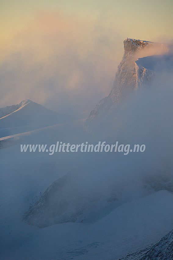 Fra Vestre Skardstinden mot Bukkehøe (2314 moh). I bakgrunnen ses bl.a. Bukkeholstinden V2 og V3 som omtrent går i ett med hverandre.