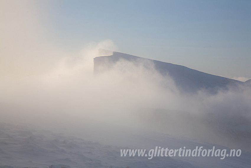 Bukkehøe (2314 moh) lurer blant tåkeskyene. Her sett fra Dumhøe.