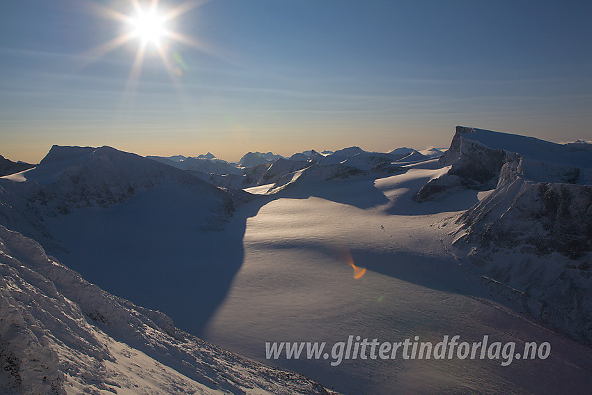 Utsikt fra Vestre Skardstinden sør-sørøstover inn i Jotunheimens tindehav. I forgrunnen ses Nørdre Illåbrean med Store Tverråtinden (2309 moh) på venstre side og Bukkehøe (2314 moh) på høyre side.