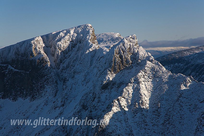 Fra Vestre Skardstinden mot Bakarste Storgrovhøe (2259 moh) og Storgrovtinden (2219 moh). Bak i skaret mellom disse to ses Framste Storgrovhøe (2253 moh).