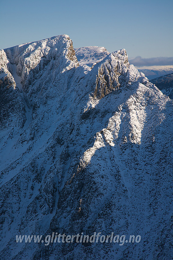 Fra Vestre Skardstinden mot Bakarste Storgrovhøe (2259 moh) og Storgrovtinden (2219 moh). Bak i skaret mellom disse to ses Framste Storgrovhøe (2253 moh).