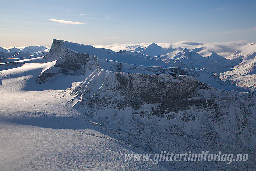 På ryggen vest for Skardstinden med utsikt sørover i retning Bukkehøe (2314 moh). I forgrunnen ses Nørdre Illåbrean.