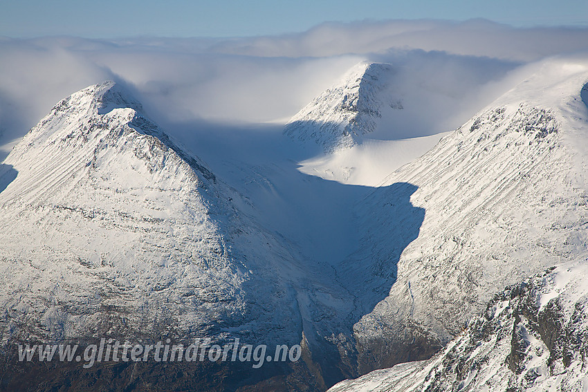 Fra like oppunder Skardstinden med utsikt mot Skagsnebbene (2093 moh) og Veslfjelltinden (2157 moh). Førstnevnte kaster lange skygger utover Hurrbrean. Til høyre ses deler av Loftmassivet, men ikke selve toppen.