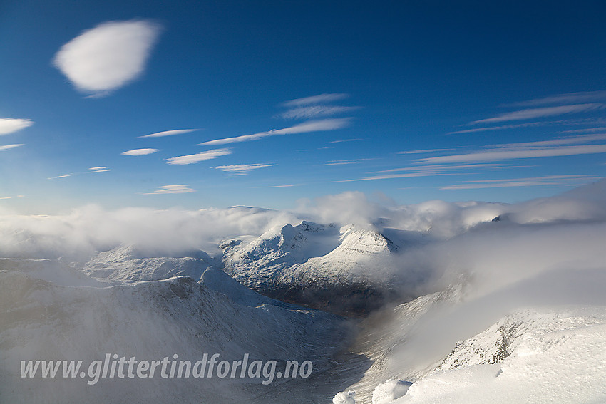 Nær Vestre Skardstinden mot Leirdalen og Storbreahøe (2001 moh), for å nevne noe.